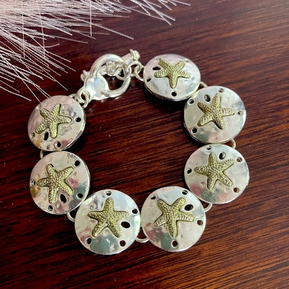 Silver sand dollar link bracelet. 7” includes clasp. - Picture 1 of 7